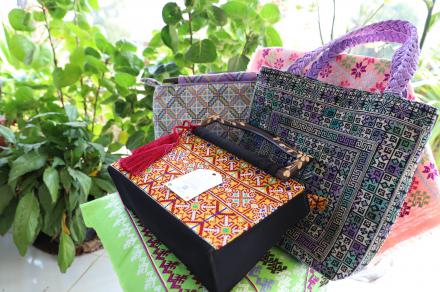 2. กลุ่มแปรรูปผ้าปักชาวเขา บ้านอุดมทรัพย์ ต.หินดาด อ.ปางศิลาทอง จังหวัดกำแพงเพชร 