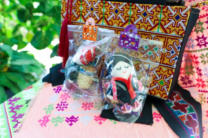 4. กลุ่มแปรรูปผ้าปักชาวเขา บ้านอุดมทรัพย์ ต.หินดาด อ.ปางศิลาทอง จังหวัดกำแพงเพชร 