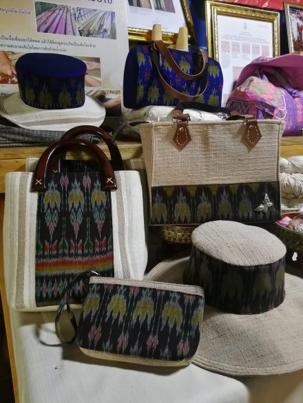 3. ผ้าหมัดหมี่ลายอัตลักษณ์ชุมชน &ldquo;ลายดอกแสง&rdquo; กลุ่มทอผ้ามัดหมี่บ้านหนองแสง หมู่ 8 บ้านหนองแสง ต.ปางมะค่า อ.ขาณุวรลักษบุรี จ.กำแพงเพชร