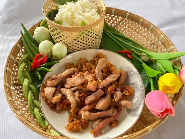 2. หมูส้มกับไข่เค็ม ต.ทรงธรรม อ.เมือง จ.กำแพงเพชร