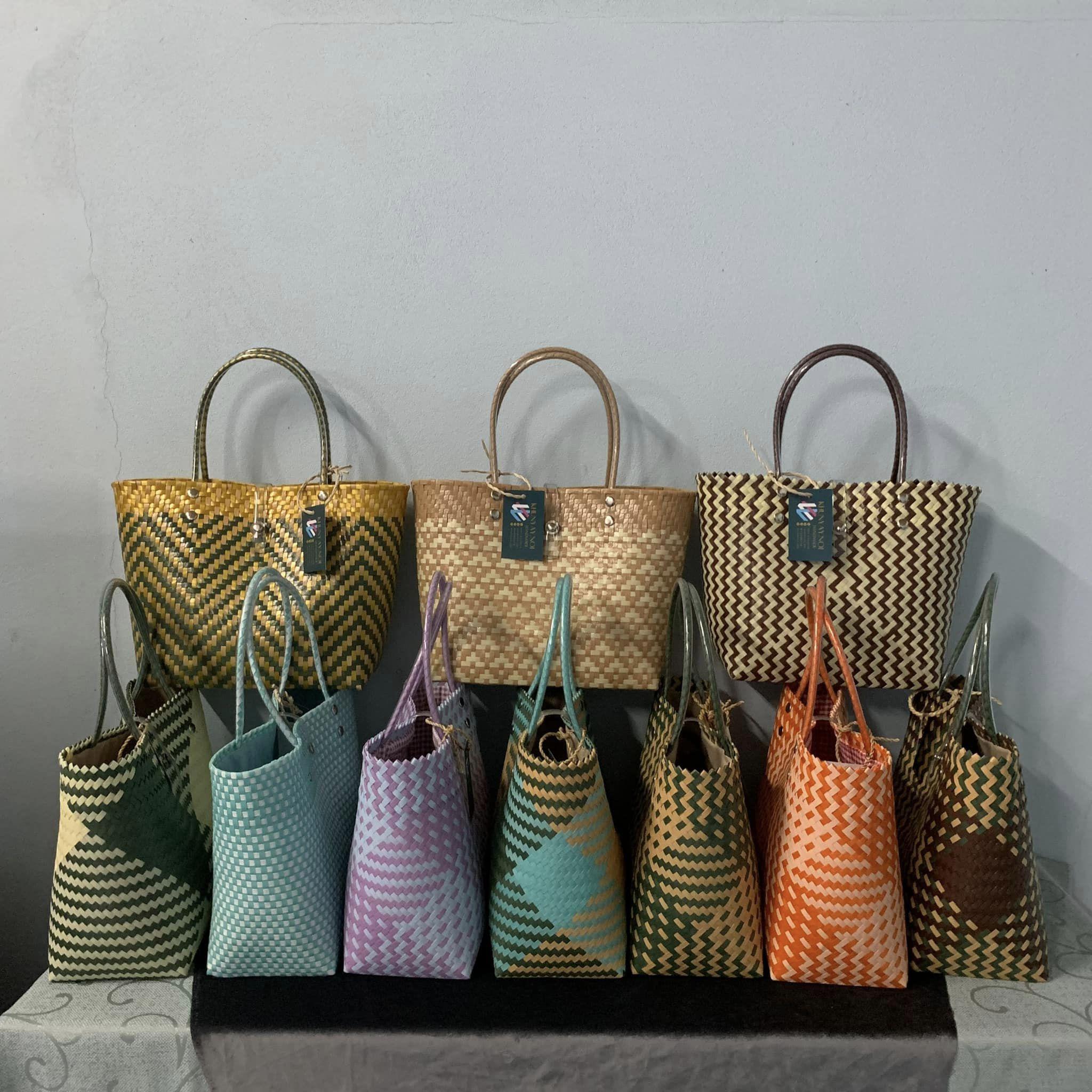 16. กระเป๋าสาน KHUNYAY NOI