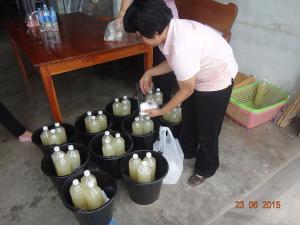2. การทำผลิตภัณฑ์น้ำยาล้างจาน วันที่ 23 มิถุนายน 2558 ณ ที่ทำการผู้ใหญ่บ้าน หมู่ที่ 4 บ้านวังพระธาตุ