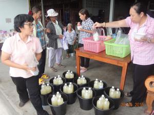 4. การทำผลิตภัณฑ์น้ำยาล้างจาน วันที่ 23 มิถุนายน 2558 ณ ที่ทำการผู้ใหญ่บ้าน หมู่ที่ 4 บ้านวังพระธาตุ