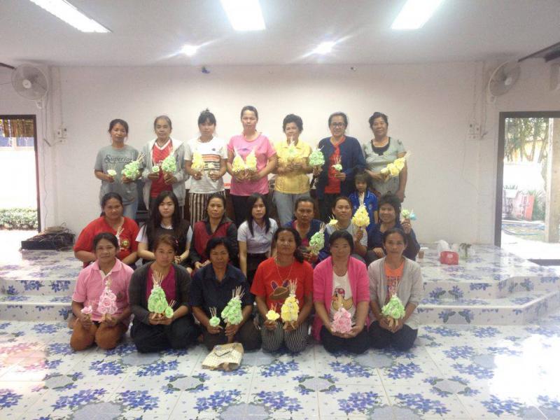 2. อบรมเชิงปฏิบัติการการทำดอกไม้จันทน์ วันที่ 4 กุมภาพันธ์ 2559 ณ ชุมชนหนองหลวง อ.ลานกระบือ