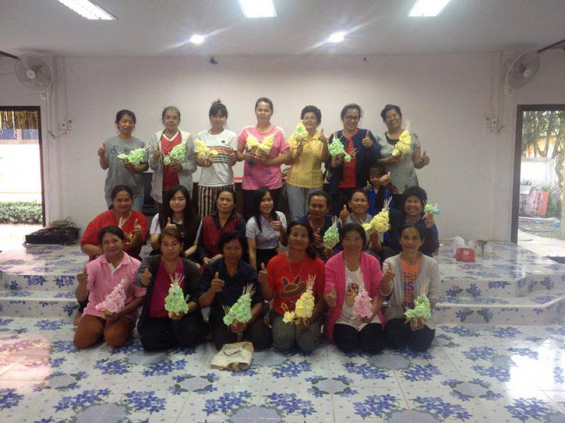 4. อบรมเชิงปฏิบัติการการทำดอกไม้จันทน์ วันที่ 4 กุมภาพันธ์ 2559 ณ ชุมชนหนองหลวง อ.ลานกระบือ