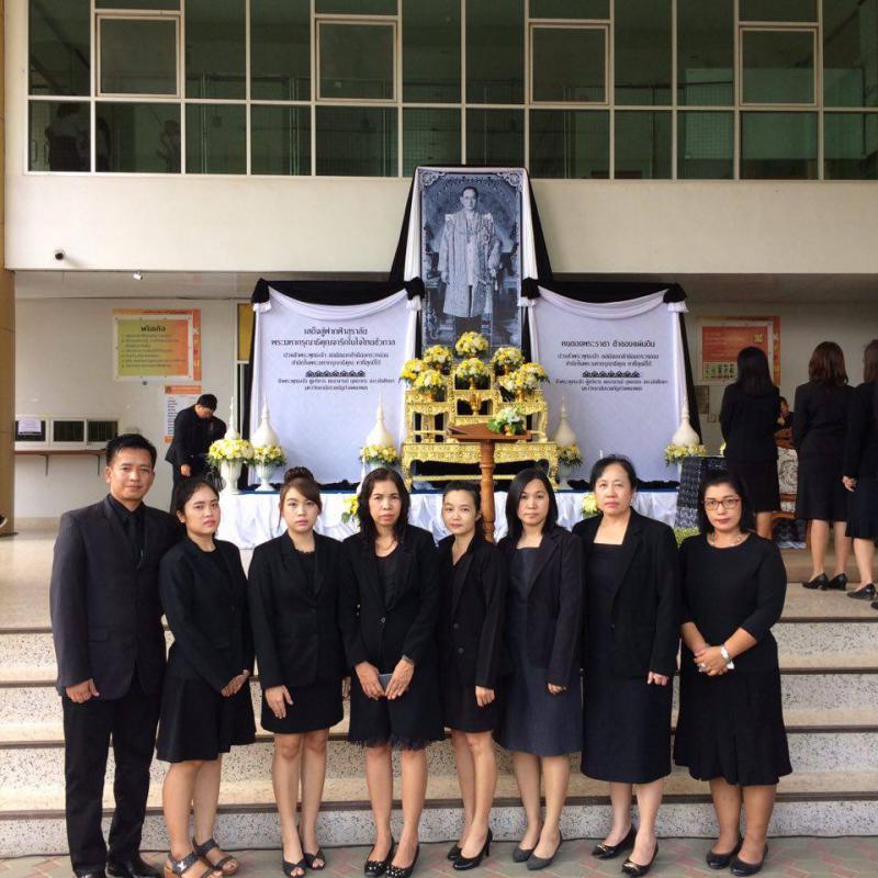 2. ร่วมพิธีถวายอาลัย เพื่อน้อมรำลึกในพระมหากรุณาธิคุณ แห่งพระบาทสมเด็จพระปรมินทรมหาภูมิพลอดุลยเดช วันที่ 18 ตุลาคม 2559 ณ บริเวณลานหน้าอาคารเรียนรวมและอำนวยการ (อาคาร 14) 