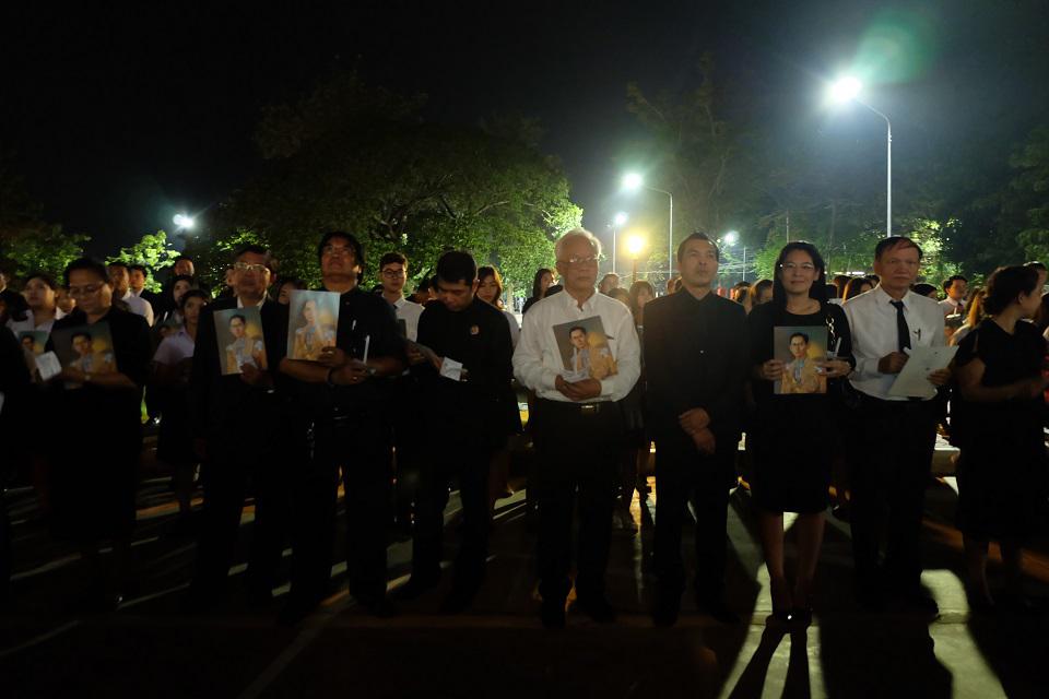 4. พิธีแสดงความอาลัยถวายแด่พระบาทสมเด็จพระปรมินทรมหาภูมิพลอดุลยเดช วันพุธ ที่ 9 พฤศจิกายน พ.ศ. 2559  ณ บริเวณลานหน้าอาคารคณะมนุษยศาสตร์และสังคมศาสตร์ มหาวิทยาลัยราชภัฏกำแพงเพชร