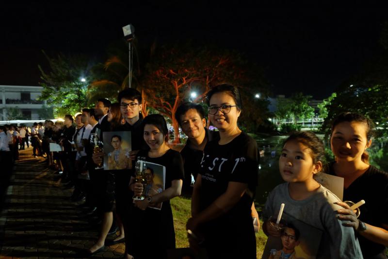 2. พิธีแสดงความอาลัยถวายแด่พระบาทสมเด็จพระปรมินทรมหาภูมิพลอดุลยเดช วันพุธ ที่ 9 พฤศจิกายน พ.ศ. 2559  ณ บริเวณลานหน้าอาคารคณะมนุษยศาสตร์และสังคมศาสตร์ มหาวิทยาลัยราชภัฏกำแพงเพชร