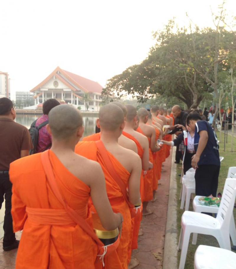 1. ตักบาตรข้าวสุก อาหารคาวหวาน (โครงการบรรพชาอุปสมบทหมู่ 30 รูป) วันที่ 17 กุมภาพันธ์ 2560 ณ บริเวณริมสระปลาบึก หน้าอาคาร 14