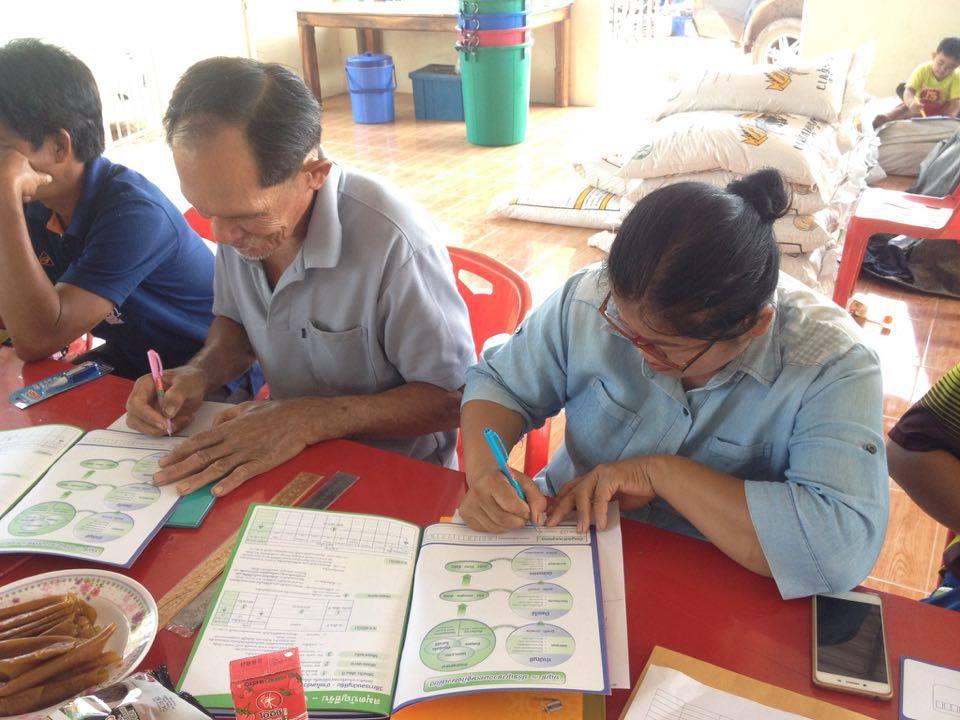 3. กิจกรรมเชิงปฏิบัติการการทำน้ำหมักชีวภาพและการจัดทำบัญชีรายรับรายจ่าย วันที่ 27 เมษายน 2560 ณ ชุมชนหนองหลวง หมู่ที่ 10 บ้านวังสระทอง