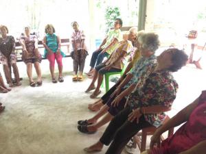 2. อบรมเชิงปฏิบัติการการหัวเราะบำบัดและกายภาพบำบัด วันที่ 11 พฤษภาคม 2560 ณ หมู่ที่ 4 บ้านวังพระธาตุ ต.ไตรตรึงษ์ อ.เมือง จ.กำแพงเพชร