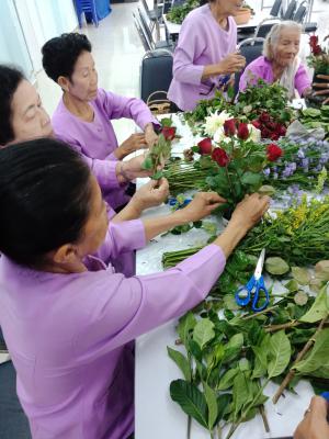 10. กิจกรรมส่งเสริมอาชีพการจัดดอกไม้ วันที่ 7 ธันวาคม 2561 ณ ศาลาเอนกประสงค์ หมู่ที่ 8 ต.นิคมทุ่งโพธิ์ทะเล อ.เมือง จ.กำแพงเพชร