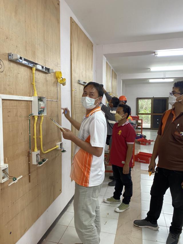 3. กิจกรรมทดสอบมาตรฐานฝีมือแรงงาน สาขาช่างไฟฟ้าภายในอาคาร ระดับ 1 ระหว่างวันที่ 31 มีนาคม 2565 ถึงวันที่ 2 เมษายน 2565 ณ ห้องประชุมกาสะลอง หอประชุมทีปังกรรัศมีโชติ และศูนย์ทดสอบมาตรฐานฝีมือแรงงาน มหาวิทยาลัยราชภัฏกำแพงเพชร