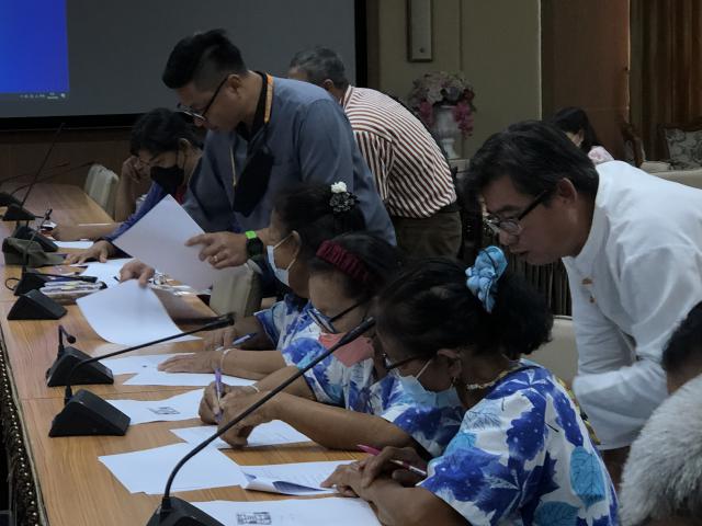 2. การประชุมเพื่อหาแนวทางร่วมมือการส่งเสริมการส่งผลิตภัณฑ์ที่เข้าหลักเกณฑ์ ในการขายสินค้าที่ตลาด อตก. วันที่ 20 มิถุนายน 2566 ณ ห้องประชุมดารารัตน์ ชั้น 4 อาคารเรียนรวมและอำนวยการ (อาคาร 14) มหาวิทยาลัยราชภัฏกำแพงเพชร