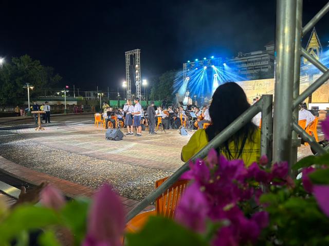 3. บุคลากรสำนักบริการวิชาการและจัดหารายได้ ้เข้าร่วมรับชมการแสดงดนตรีเทิดพระเกียรติ ดนตรีในสวน วันที่ 5 ธันวาคม 2566 ณ ลานน้ำพุ สิริจิตอุทยาน จังหวัดกำแพงเพชร