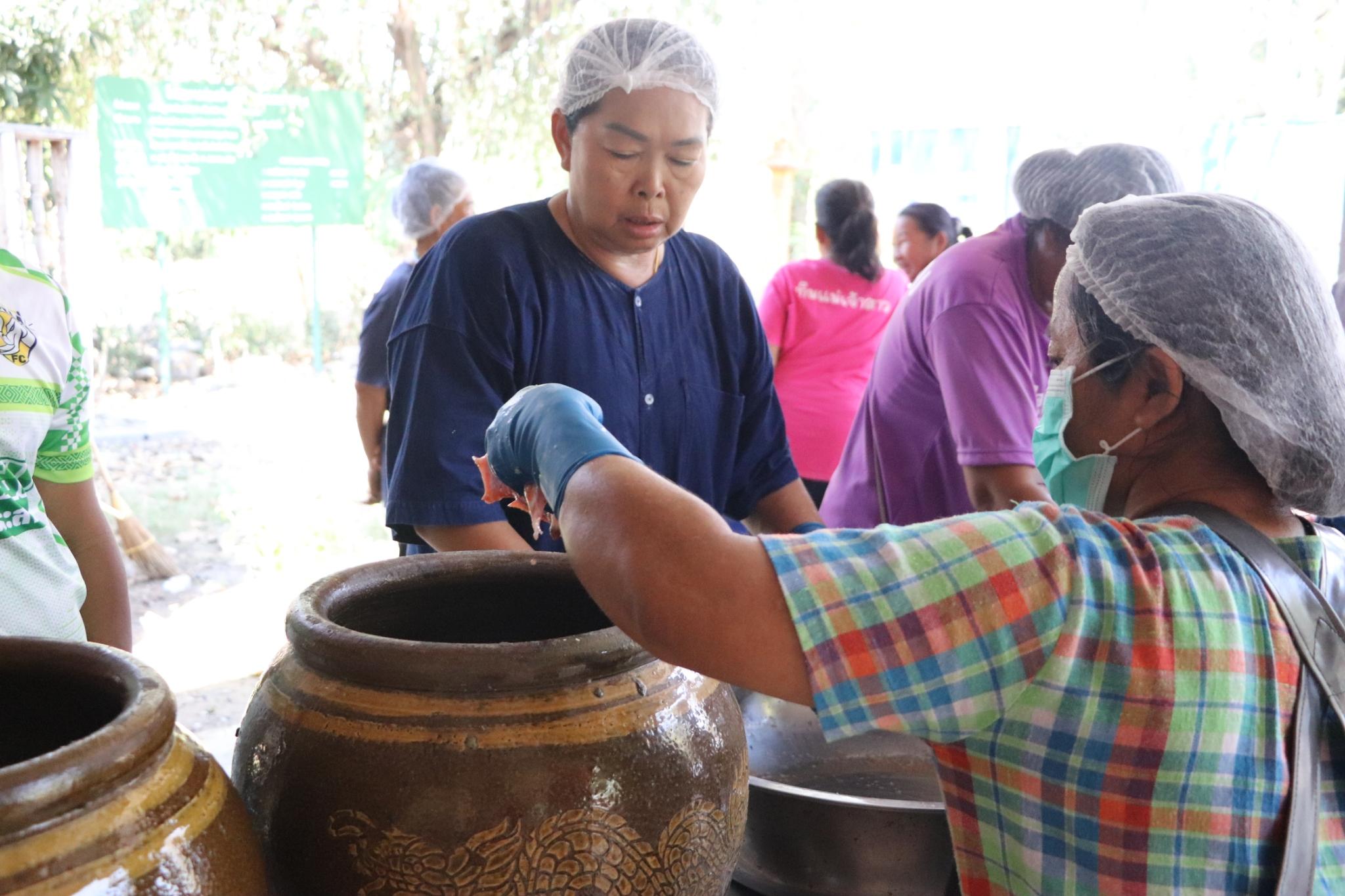 2. อบรมเชิงปฏิบัติการการผลิตปลาร้าและปลาส้มคุณภาพมาตรฐานปลอดภัยพร้อมการควบคุมจุลินทรีย์ในกระบวนการหมัก วันที่ 17 กุมภาพันธ์ 2568 ณ วิสาหกิจชุมชนกลุ่มแม่บ้านเกษตรกรบ้านมาบคล้า หมู่ 9 ตำบลคลองขลุง อำเภอคลองขลุง จังหวัดกำแพงเพชร