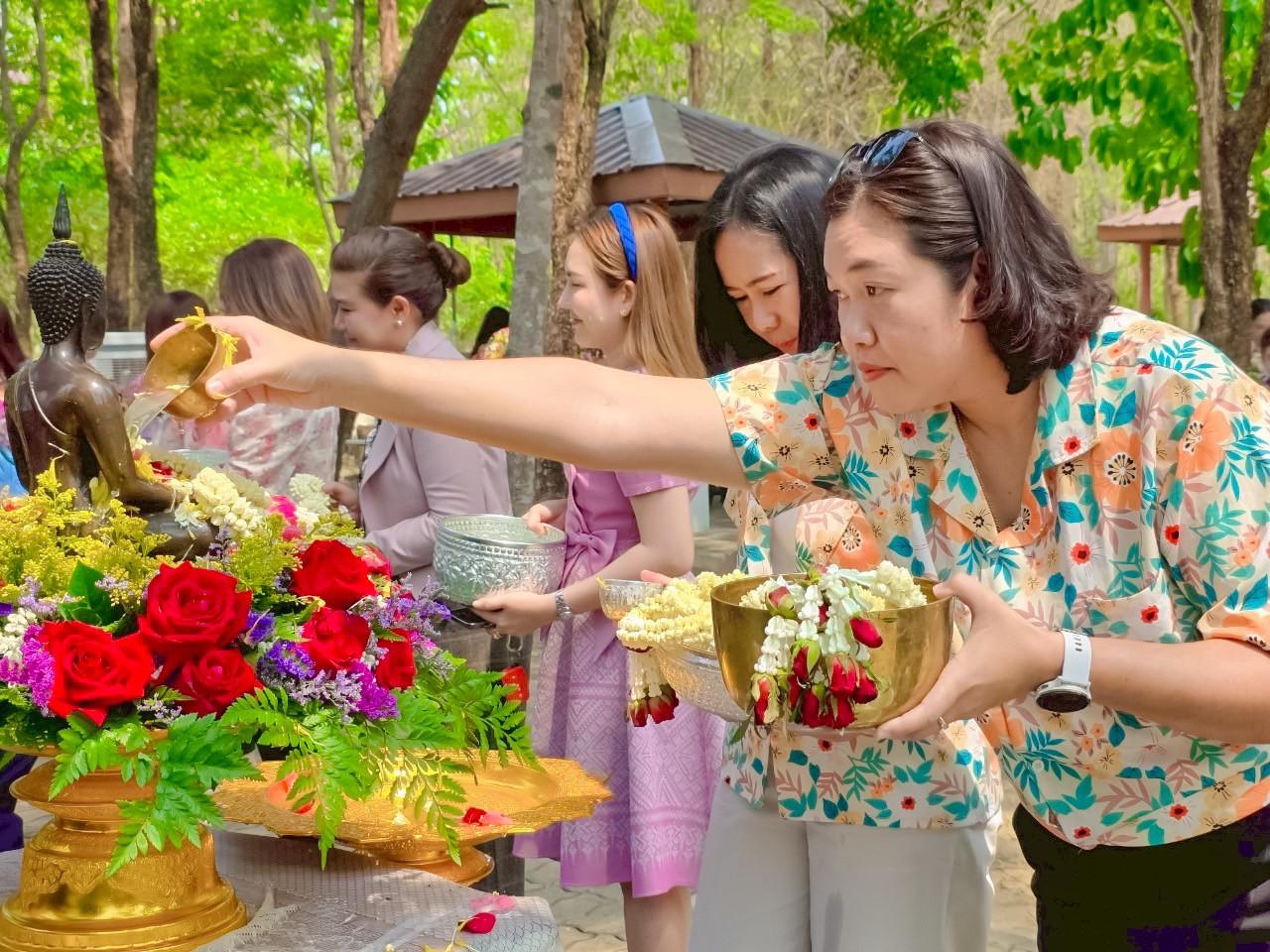 2. เข้าร่วมพิธีรดน้ำขอพร เนื่องในโอกาสวันสงกรานต์ ปีใหม่ไทย วันที่ 10 เมษายน 2568 ณ สวนป่าเฉลิมพระเกียรติ 77 พรรษา มหาราชินี ศูนย์ราชการจังหวัดกำแพงเพชร ตำบลหนองปลิง อำเภอเมืองกำแพงเพชร จังหวัดกำแพงเพชร