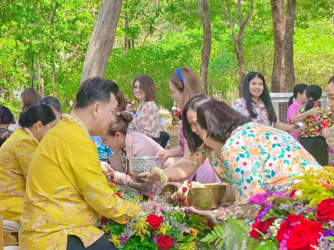 3. เข้าร่วมพิธีรดน้ำขอพร เนื่องในโอกาสวันสงกรานต์ ปีใหม่ไทย วันที่ 10 เมษายน 2568 ณ สวนป่าเฉลิมพระเกียรติ 77 พรรษา มหาราชินี ศูนย์ราชการจังหวัดกำแพงเพชร ตำบลหนองปลิง อำเภอเมืองกำแพงเพชร จังหวัดกำแพงเพชร