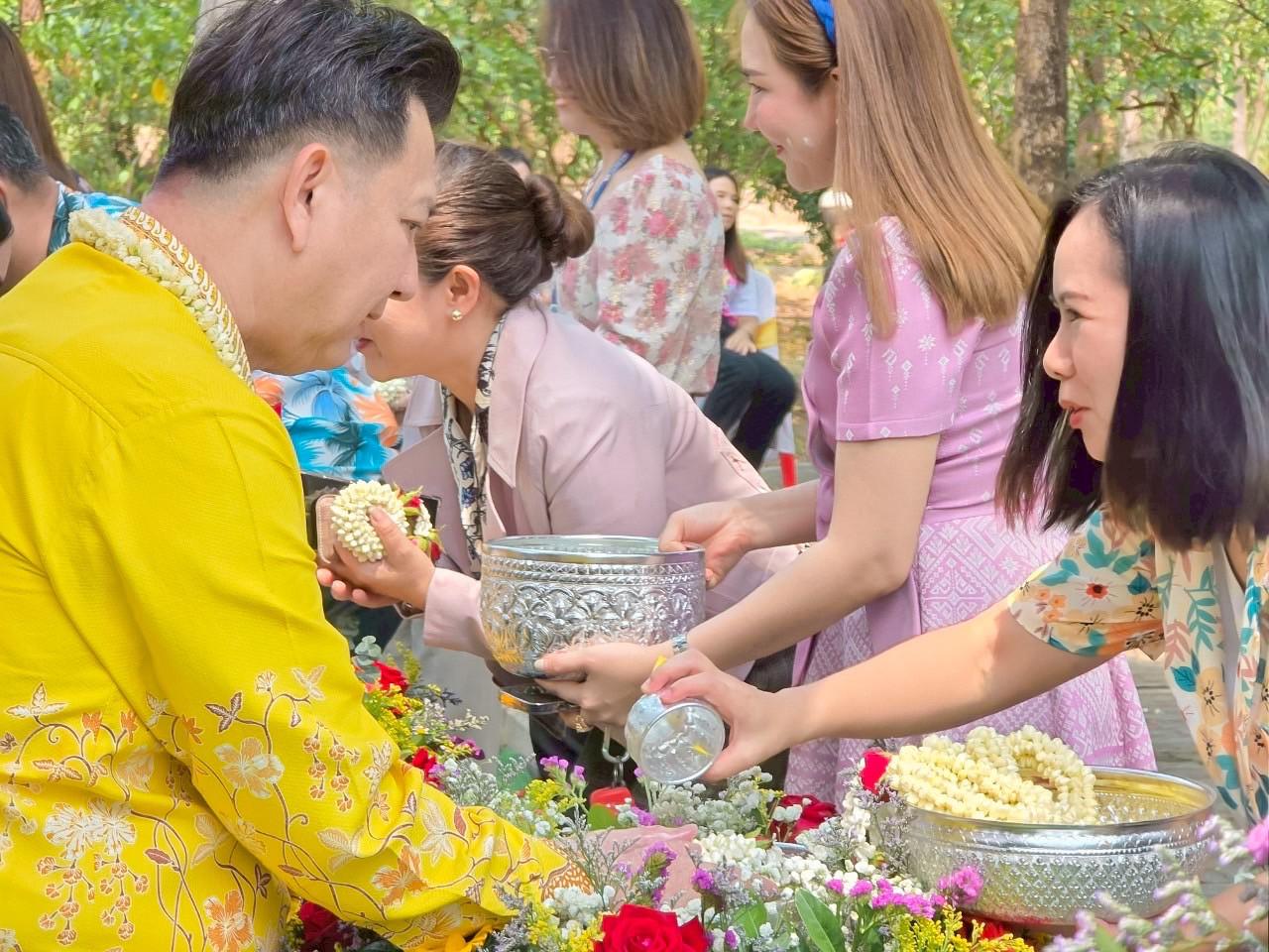 3. เข้าร่วมพิธีรดน้ำขอพร เนื่องในโอกาสวันสงกรานต์ ปีใหม่ไทย วันที่ 10 เมษายน 2568 ณ สวนป่าเฉลิมพระเกียรติ 77 พรรษา มหาราชินี ศูนย์ราชการจังหวัดกำแพงเพชร ตำบลหนองปลิง อำเภอเมืองกำแพงเพชร จังหวัดกำแพงเพชร