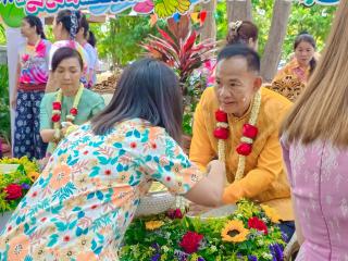 เข้าร่วมพิธีรดน้ำขอพร เนื่องในโอกาสวันสงกรานต์ ปีใหม่ไทยใน
