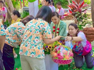 เข้าร่วมพิธีรดน้ำขอพร เนื่องในโอกาสวันสงกรานต์ ปีใหม่ไทยใน
