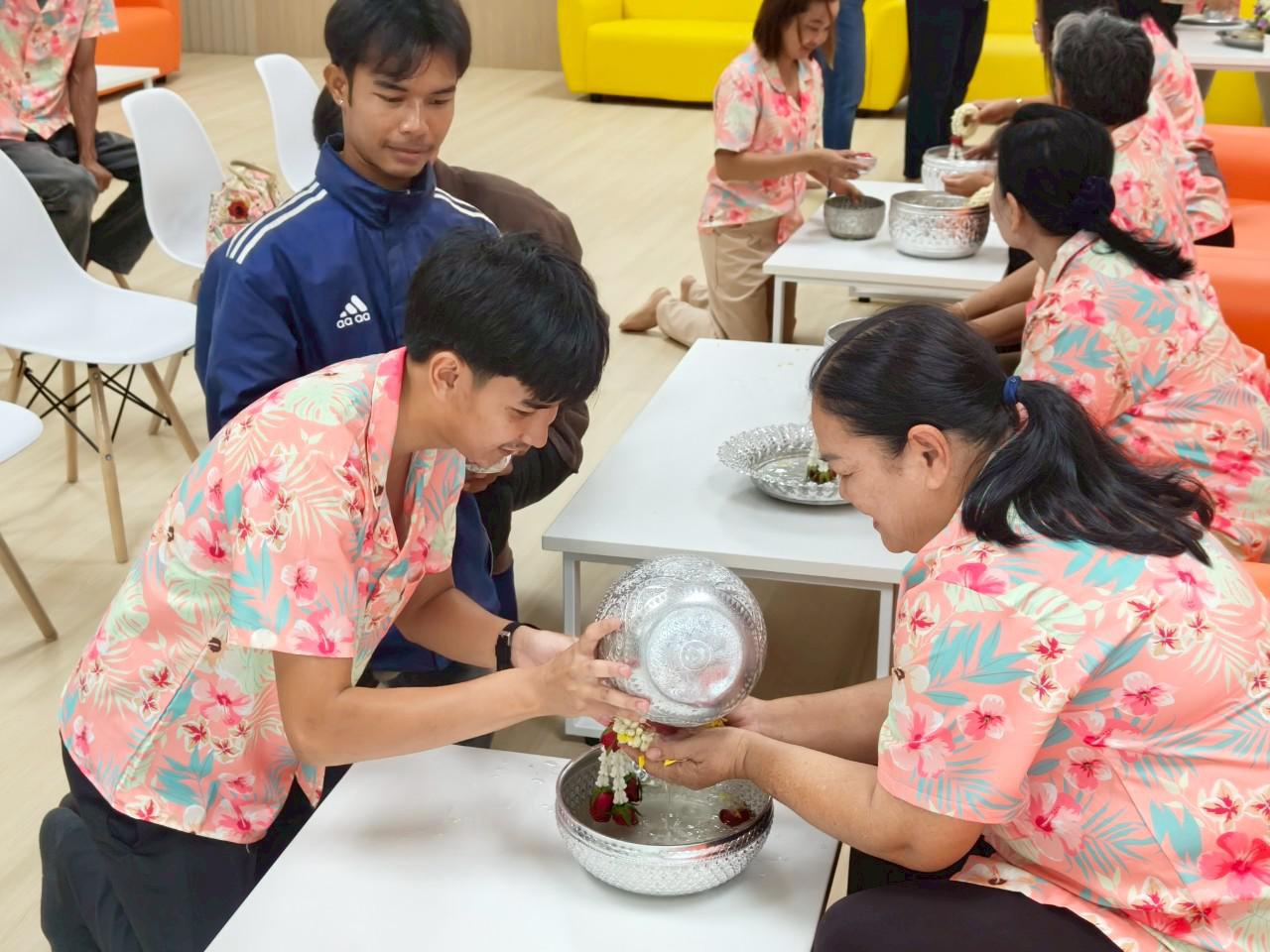 10. กิจกรรมรดน้ำดำหัว ของสำนักบริการวิชาการและจัดหารายได้