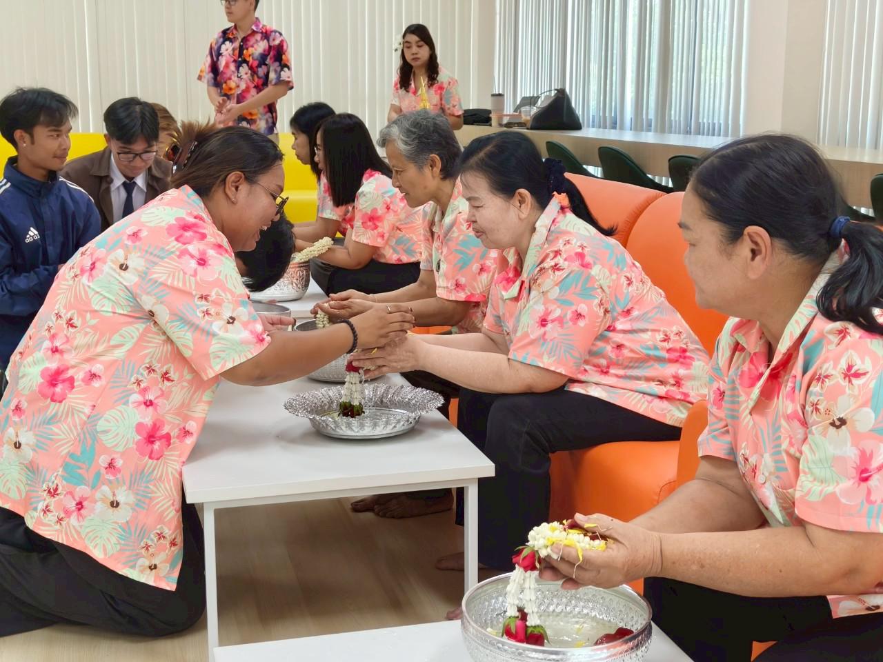13. กิจกรรมรดน้ำดำหัว ของสำนักบริการวิชาการและจัดหารายได้