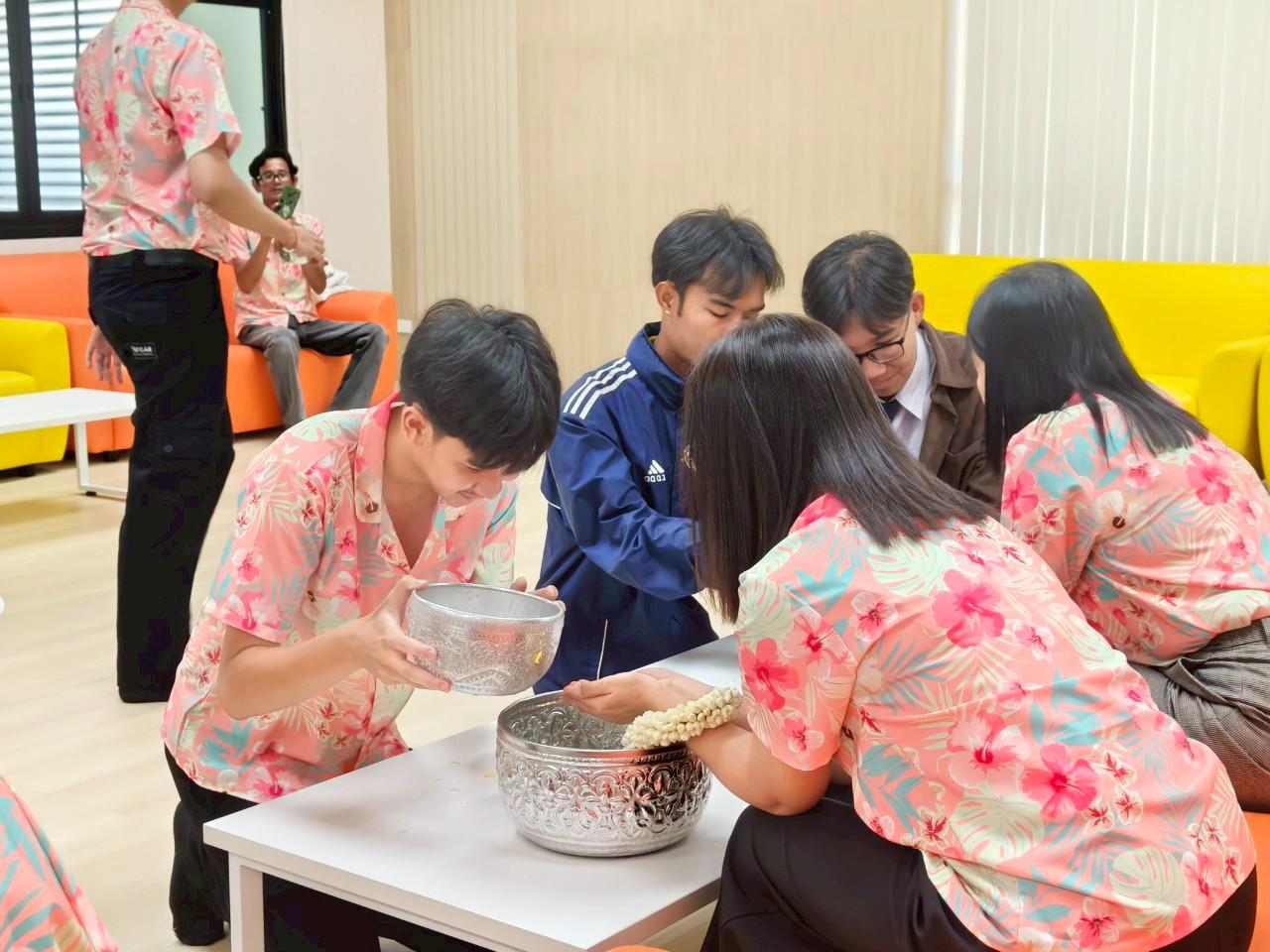 14. กิจกรรมรดน้ำดำหัว ของสำนักบริการวิชาการและจัดหารายได้