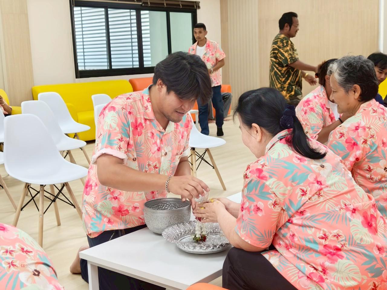 15. กิจกรรมรดน้ำดำหัว ของสำนักบริการวิชาการและจัดหารายได้