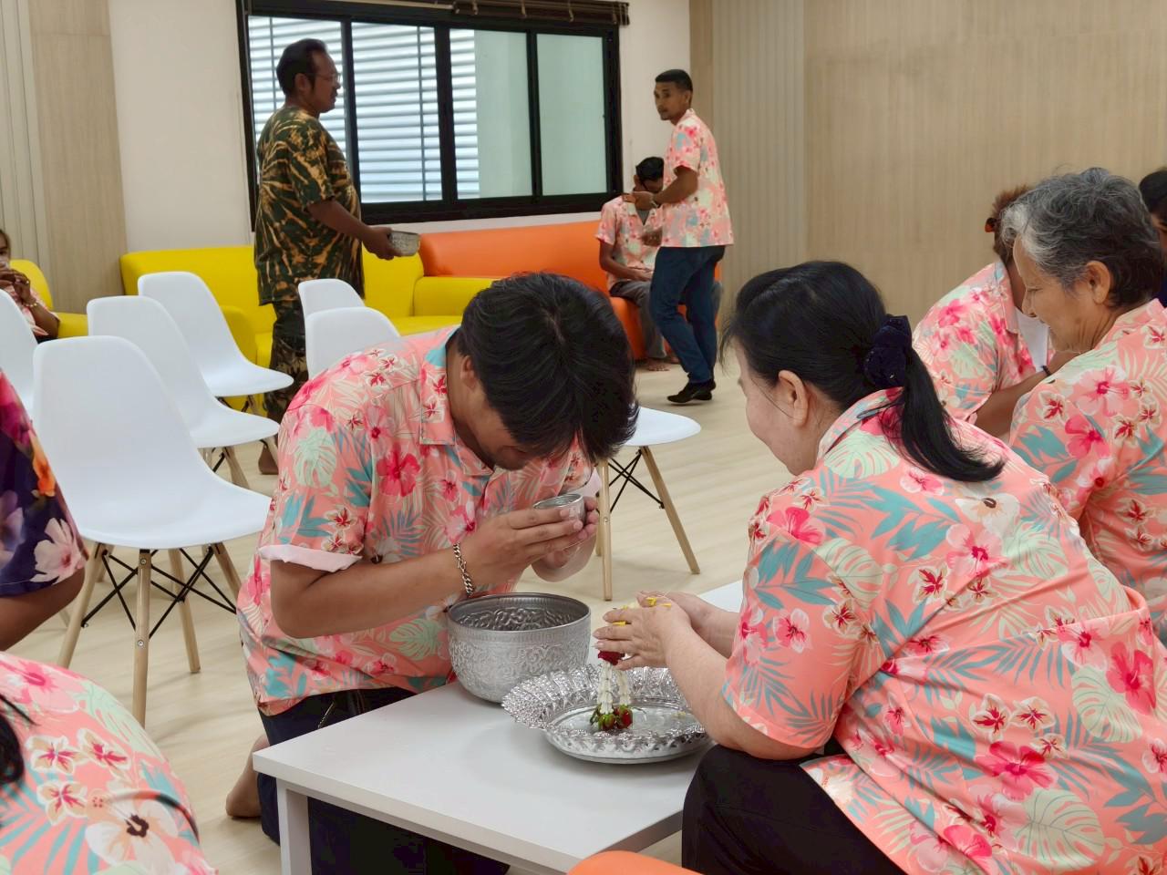 16. กิจกรรมรดน้ำดำหัว ของสำนักบริการวิชาการและจัดหารายได้