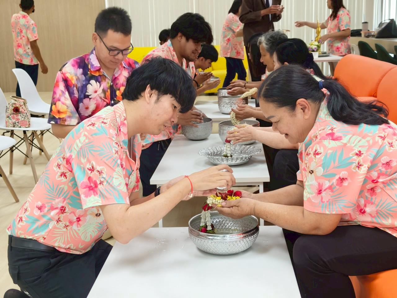 17. กิจกรรมรดน้ำดำหัว ของสำนักบริการวิชาการและจัดหารายได้