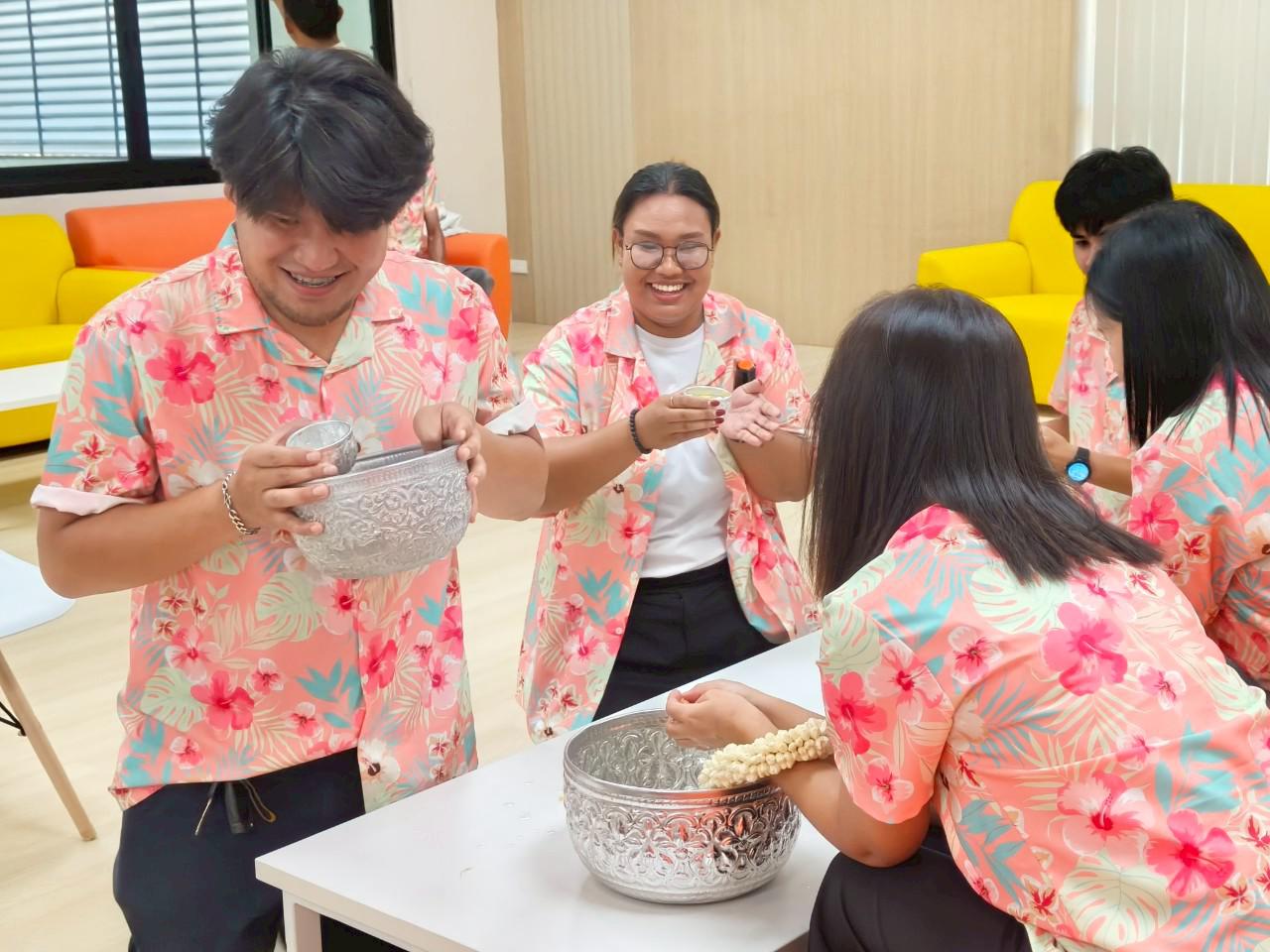 18. กิจกรรมรดน้ำดำหัว ของสำนักบริการวิชาการและจัดหารายได้
