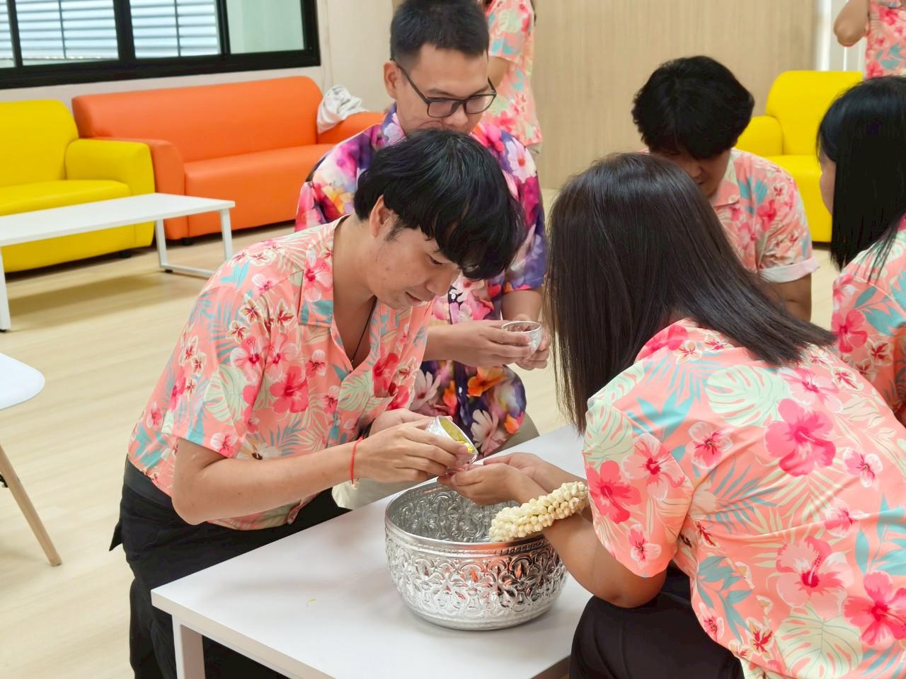 20. กิจกรรมรดน้ำดำหัว ของสำนักบริการวิชาการและจัดหารายได้