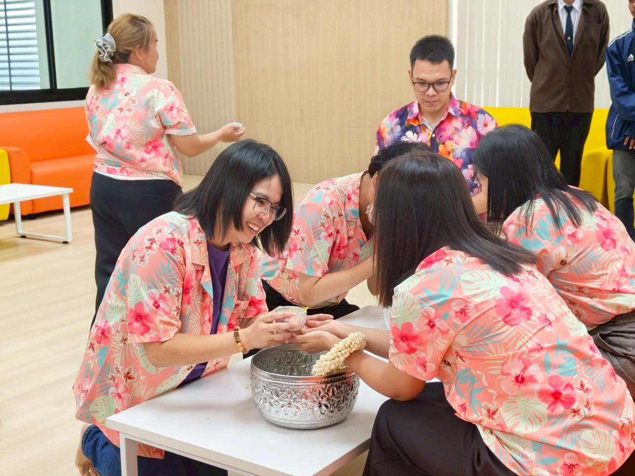 21. กิจกรรมรดน้ำดำหัว ของสำนักบริการวิชาการและจัดหารายได้