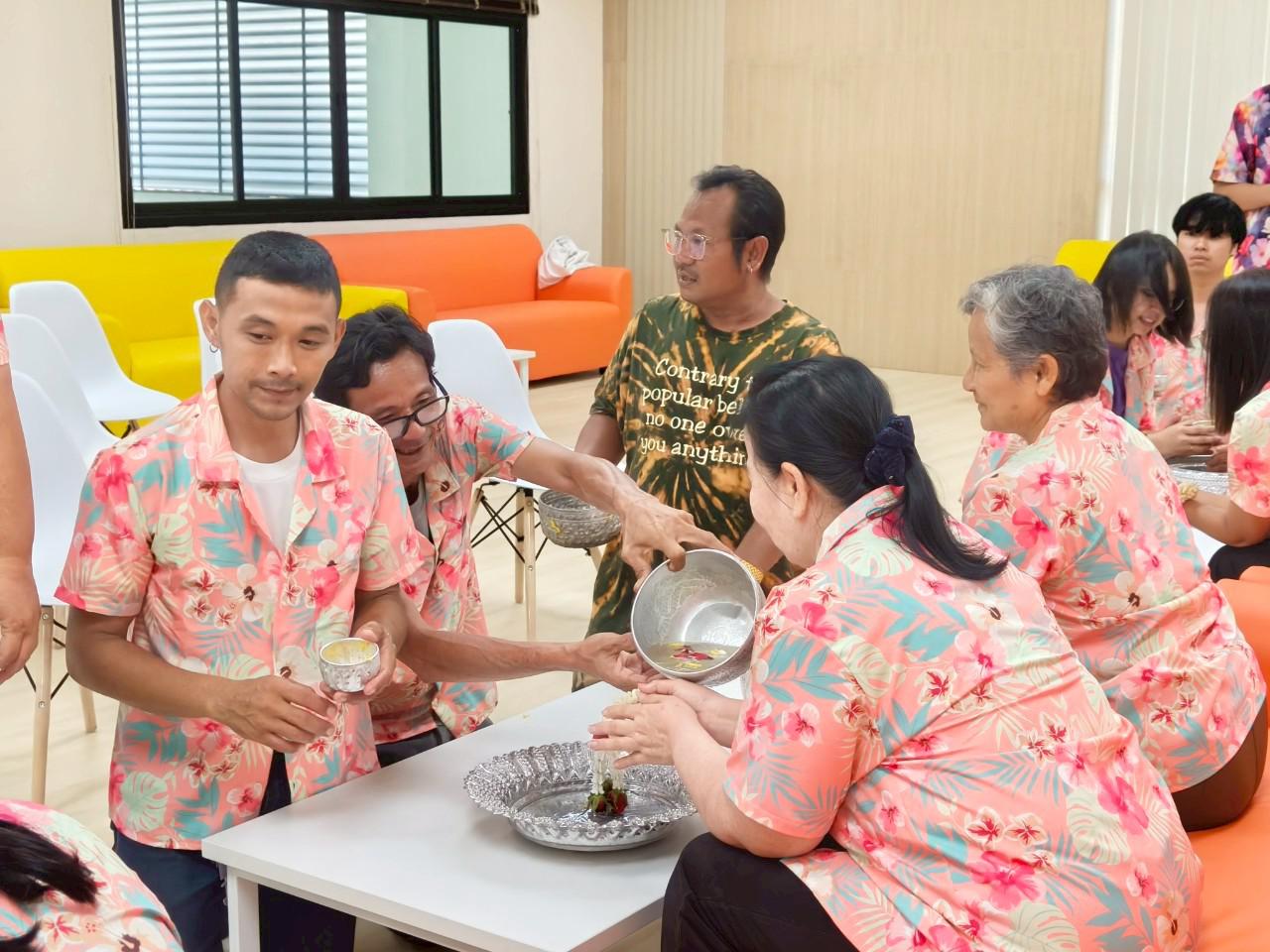 22. กิจกรรมรดน้ำดำหัว ของสำนักบริการวิชาการและจัดหารายได้