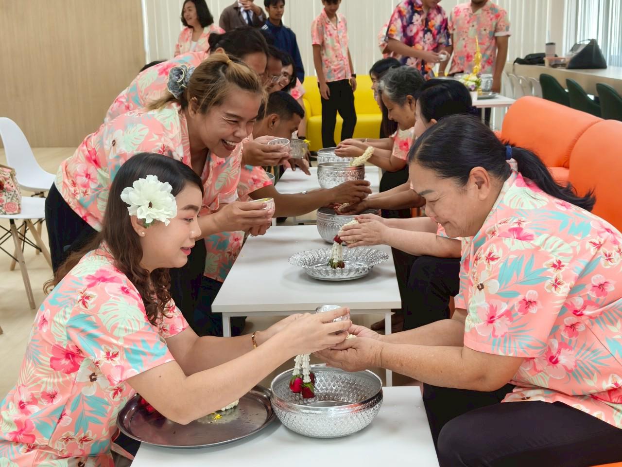 24. กิจกรรมรดน้ำดำหัว ของสำนักบริการวิชาการและจัดหารายได้