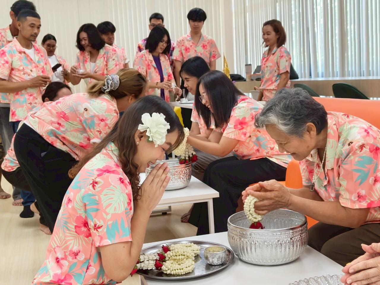 25. กิจกรรมรดน้ำดำหัว ของสำนักบริการวิชาการและจัดหารายได้