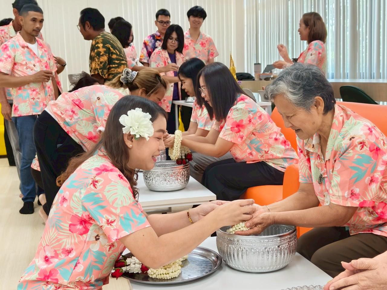 26. กิจกรรมรดน้ำดำหัว ของสำนักบริการวิชาการและจัดหารายได้