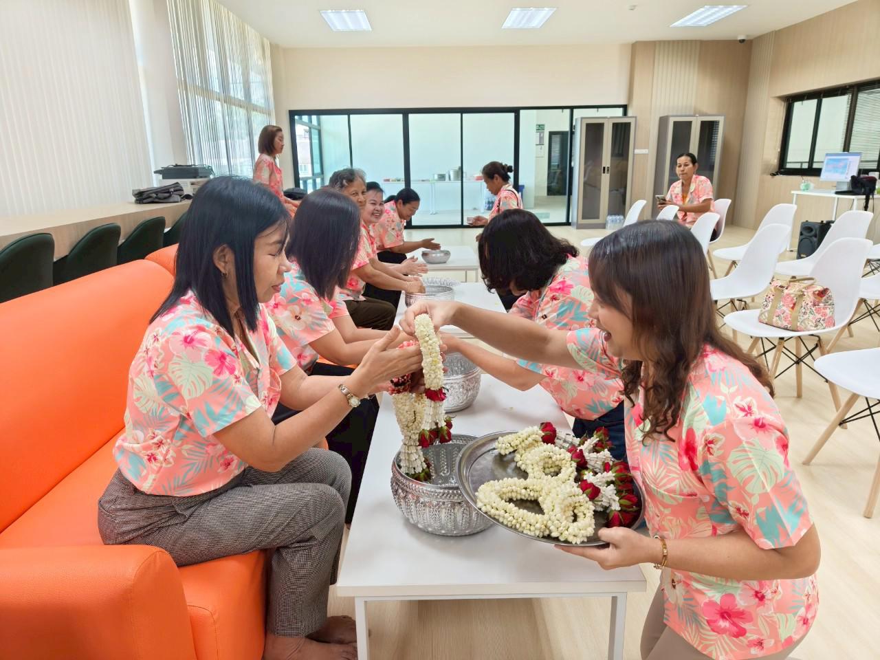 30. กิจกรรมรดน้ำดำหัว ของสำนักบริการวิชาการและจัดหารายได้