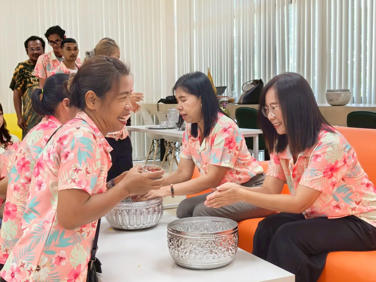 33. กิจกรรมรดน้ำดำหัว ของสำนักบริการวิชาการและจัดหารายได้