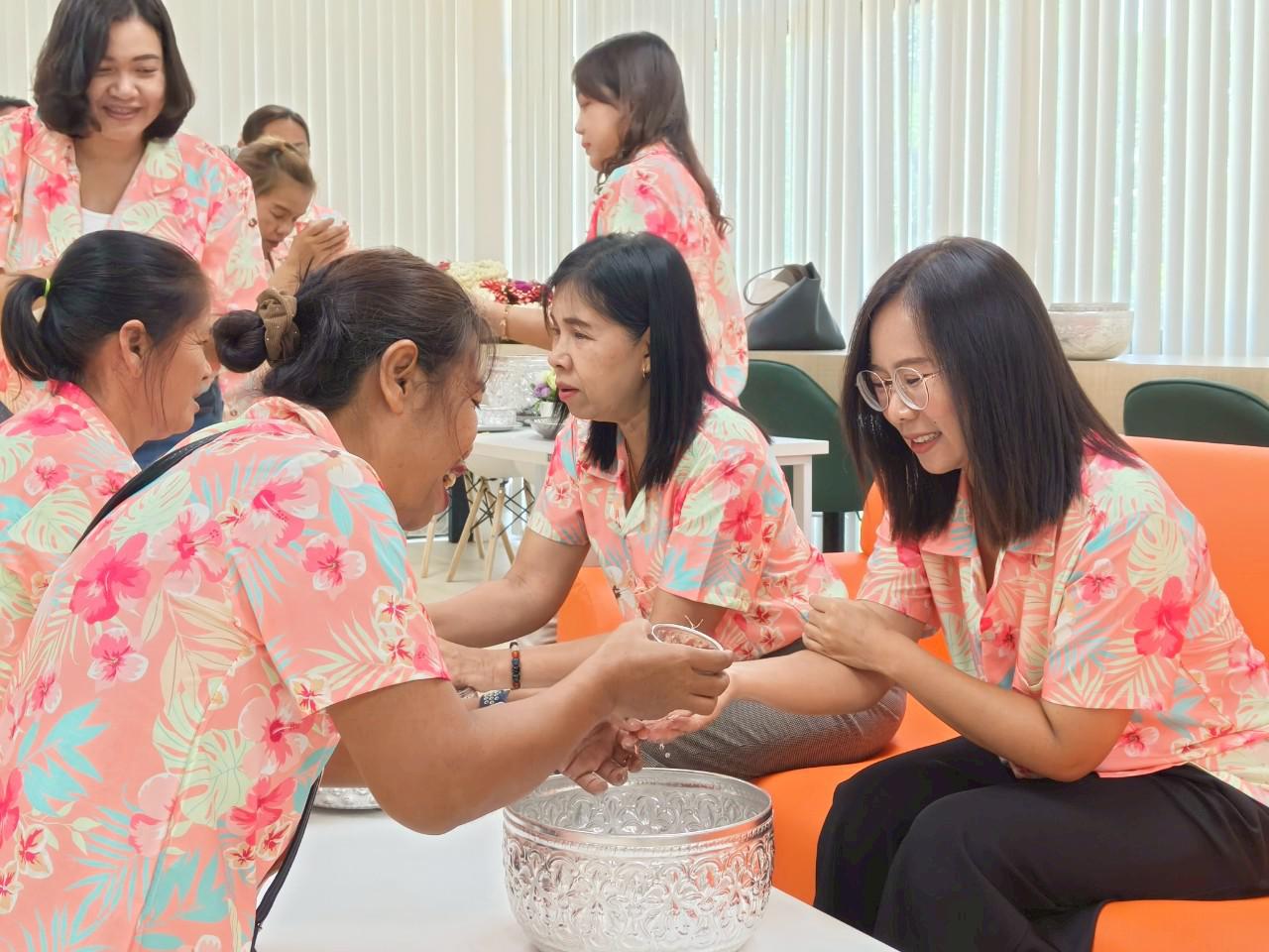35. กิจกรรมรดน้ำดำหัว ของสำนักบริการวิชาการและจัดหารายได้