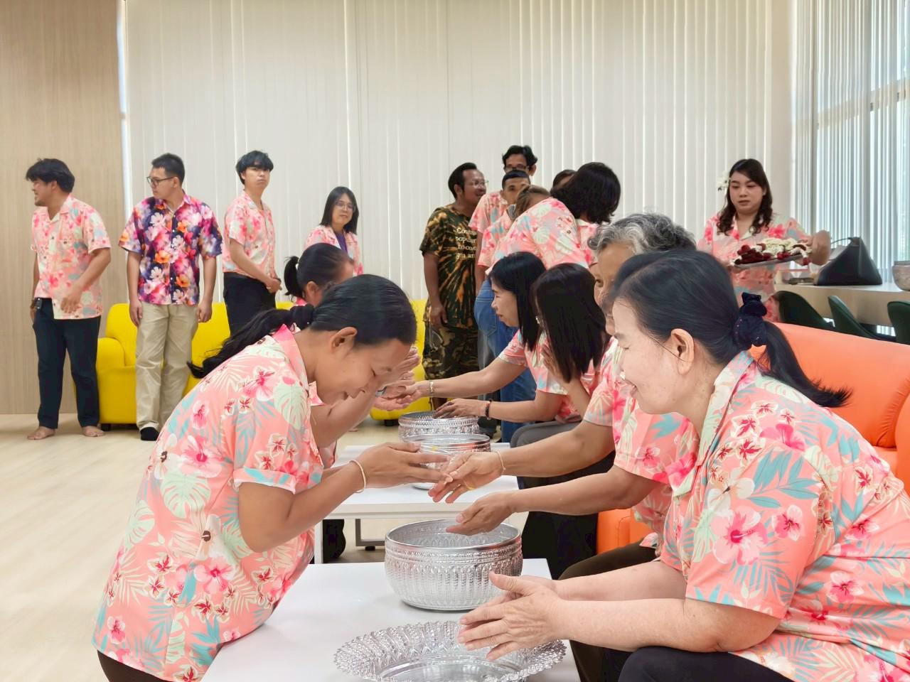 36. กิจกรรมรดน้ำดำหัว ของสำนักบริการวิชาการและจัดหารายได้