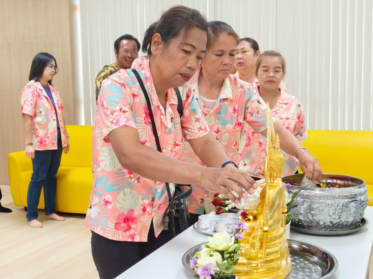 37. กิจกรรมรดน้ำดำหัว ของสำนักบริการวิชาการและจัดหารายได้
