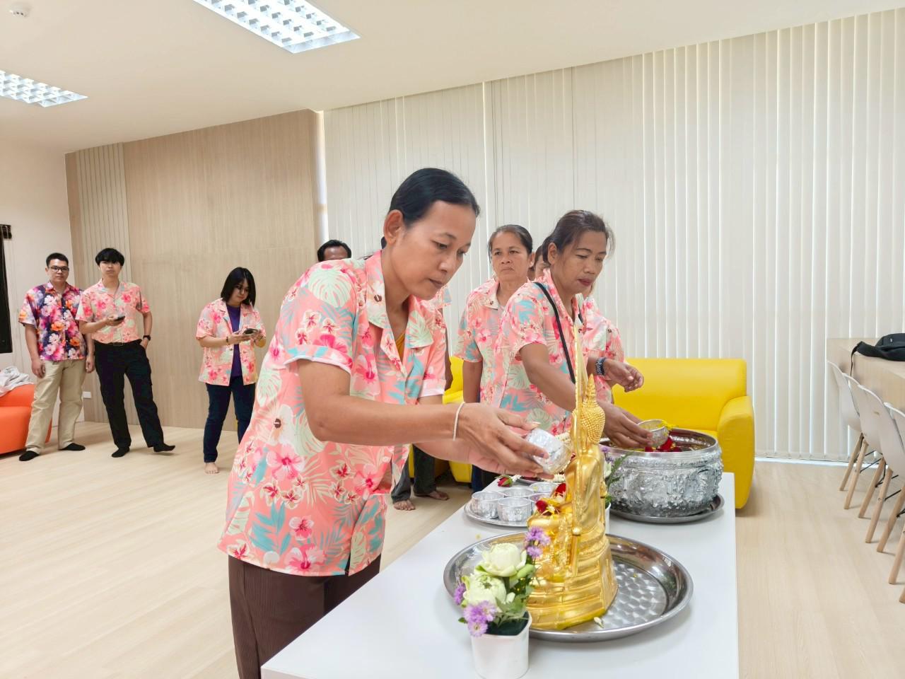 38. กิจกรรมรดน้ำดำหัว ของสำนักบริการวิชาการและจัดหารายได้