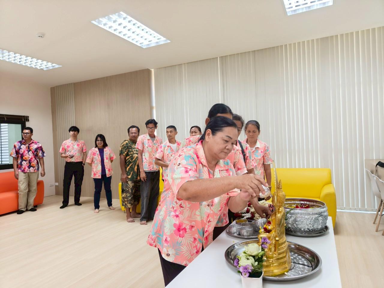 39. กิจกรรมรดน้ำดำหัว ของสำนักบริการวิชาการและจัดหารายได้