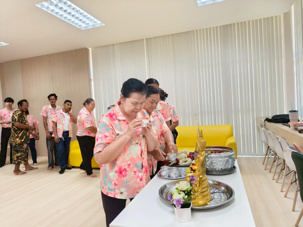 40. กิจกรรมรดน้ำดำหัว ของสำนักบริการวิชาการและจัดหารายได้