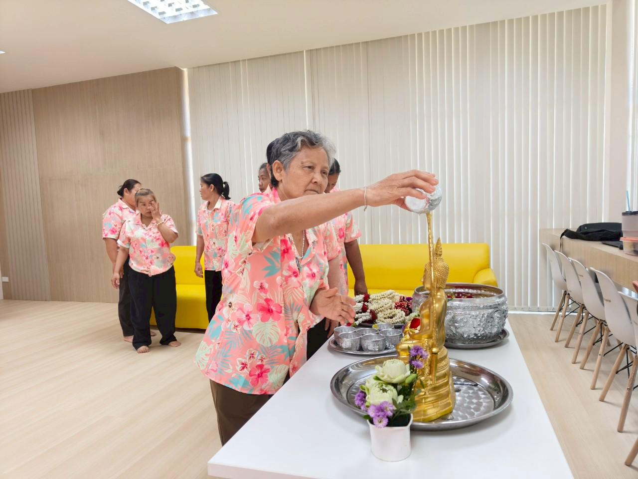41. กิจกรรมรดน้ำดำหัว ของสำนักบริการวิชาการและจัดหารายได้