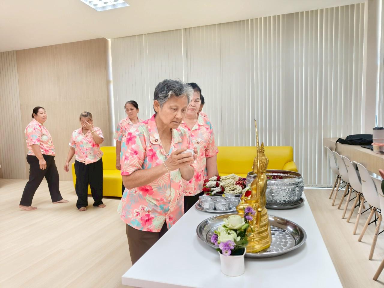 42. กิจกรรมรดน้ำดำหัว ของสำนักบริการวิชาการและจัดหารายได้