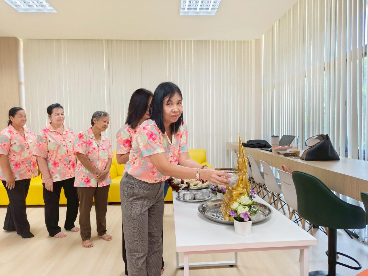 43. กิจกรรมรดน้ำดำหัว ของสำนักบริการวิชาการและจัดหารายได้