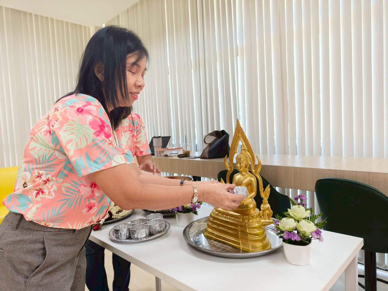 44. กิจกรรมรดน้ำดำหัว ของสำนักบริการวิชาการและจัดหารายได้